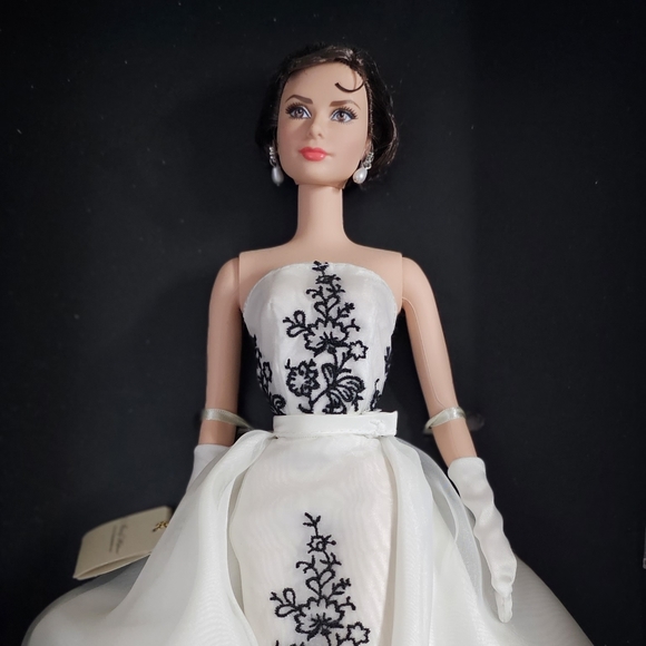 Audrey Hepburn Barbie Silkstone Gold Label 2012 Mattel - Picture 7 of 7